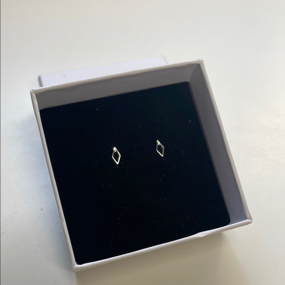 Elegant Silver Diamond-Shaped Earrings